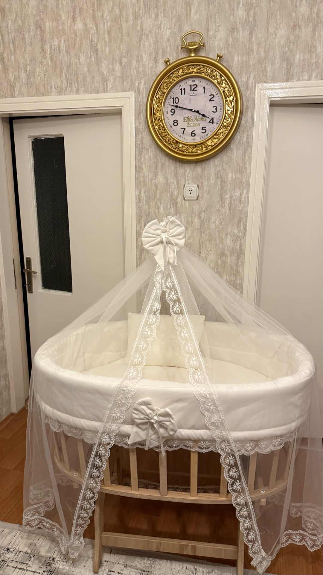 Babybett mit französischem Schlafset in Creme