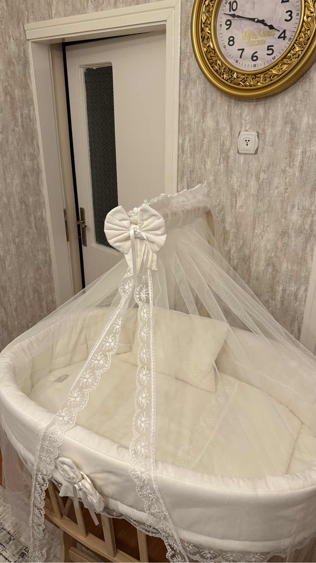 Babybett mit französischem Schlafset in Creme